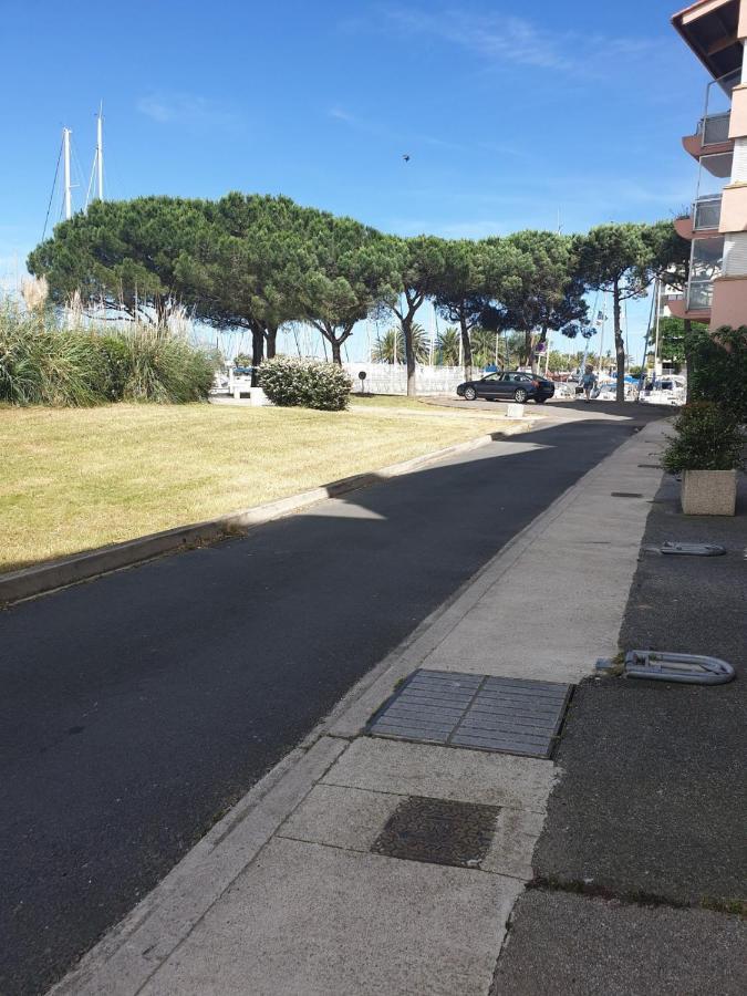 Magnifique T2 Au Calme Avec Une Superbe Vue Sur Le Port Canet-en-Roussillon Luaran gambar