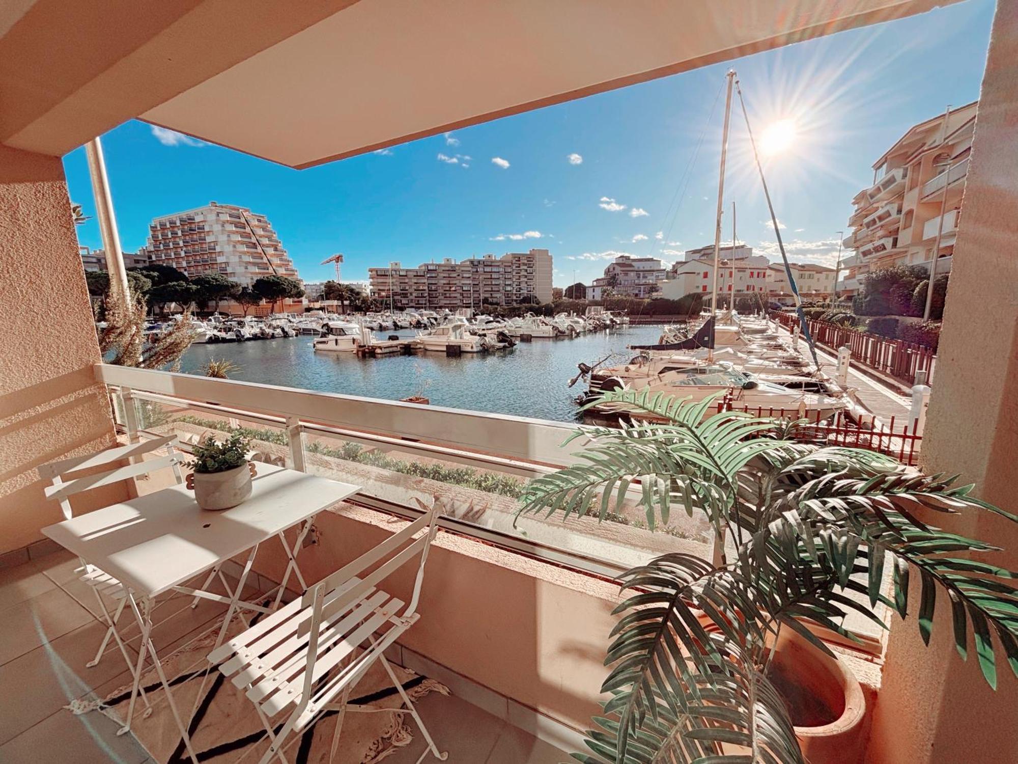 Magnifique T2 Au Calme Avec Une Superbe Vue Sur Le Port Canet-en-Roussillon Luaran gambar